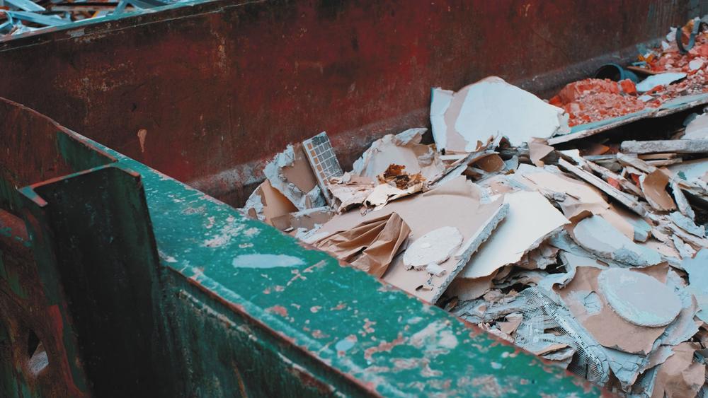 Pile,Of,Hazardous,Construction,Materials,Waste,In,Large,Metal,Garbage